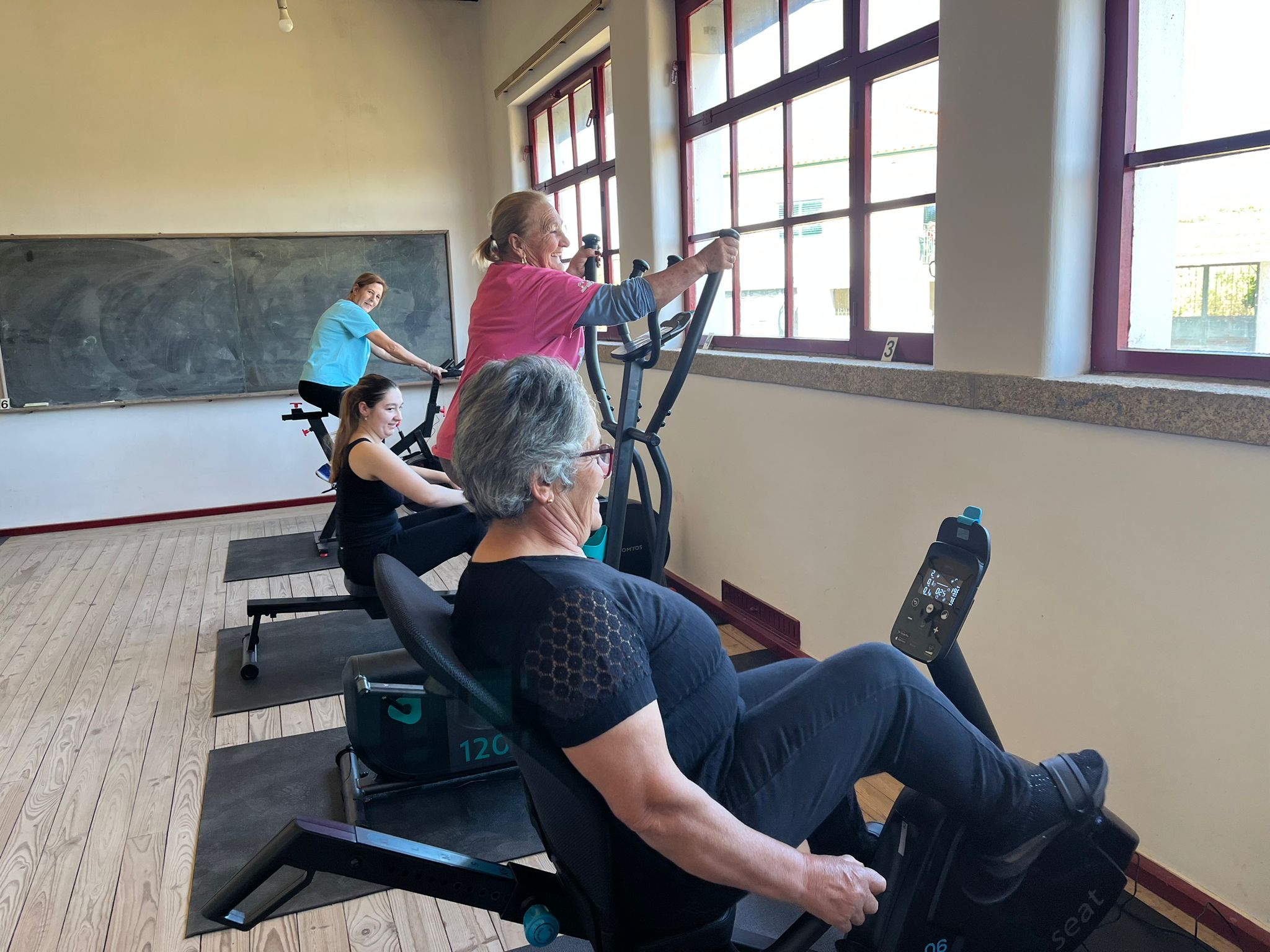 Escola primária da aldeia de Casario transformada em ginásio para manter activos idosos