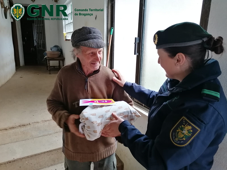 GNR de Bragança distribui cabazes alimentares a idosos em situação de vulnerabilidade