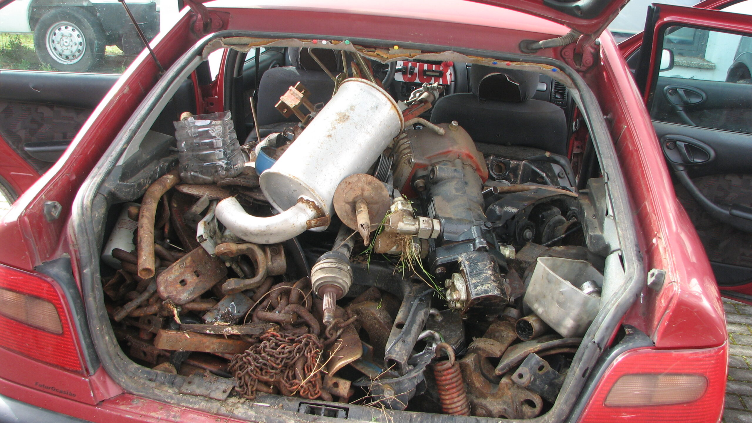 Três homens detidos por suspeitas de furto qualificado de material agrícola em Mirandela