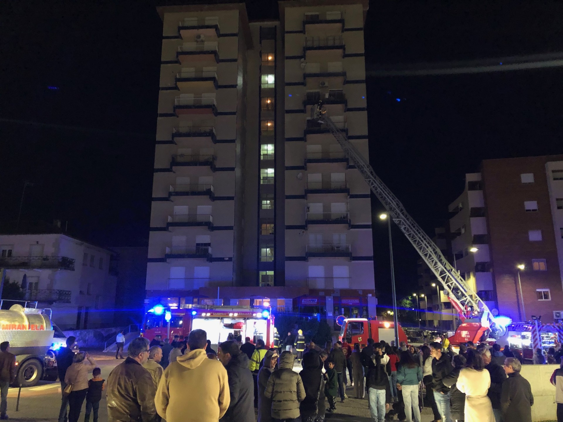 Incêndio num apartamento em Mirandela deixou mulher desalojada e obrigou à evacuação de dezenas de pessoas