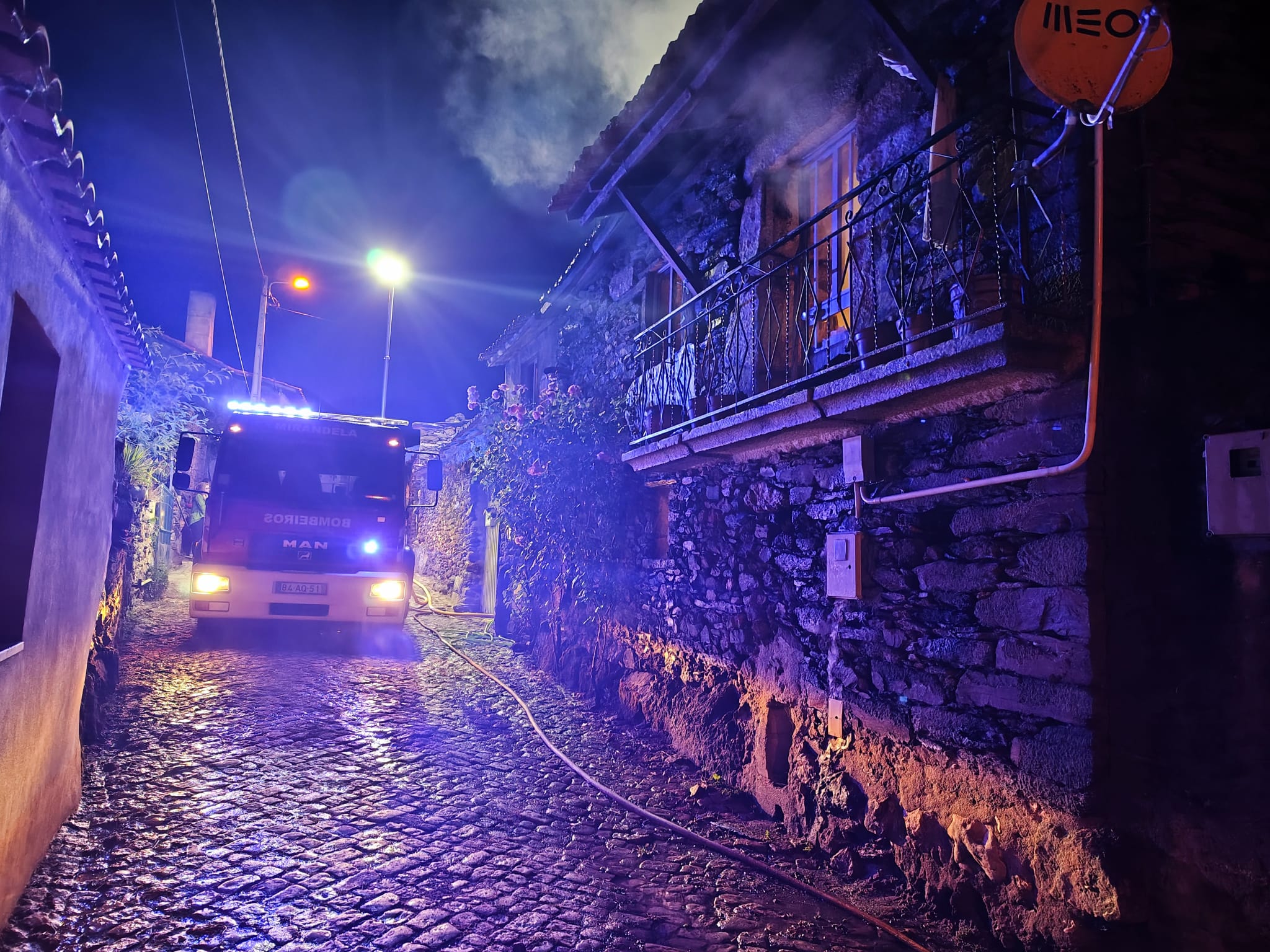 Incêndio destrói casa e deixa homem desalojado na aldeia de Milhais concelho de Mirandela