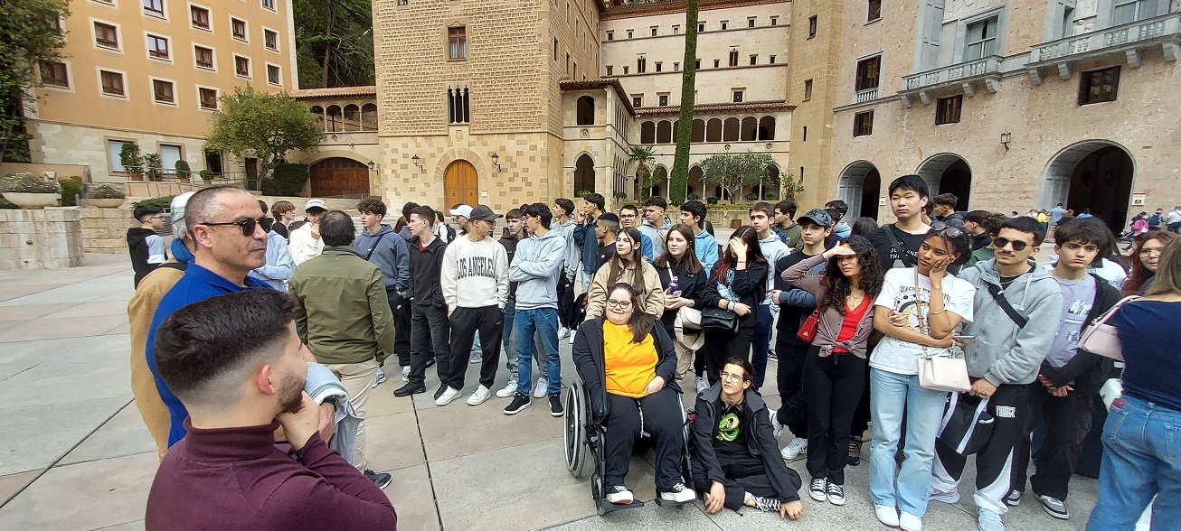 Aluna paraplégica conseguiu viajar até Barcelona graças a união de esforços