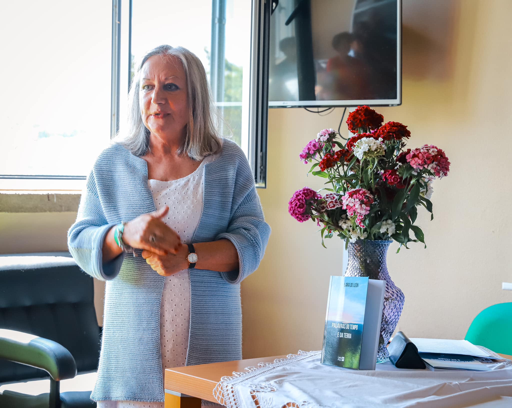 Transmontana Idalina de Brito lança livro de poemas “Palavras do Tempo e da Terra”