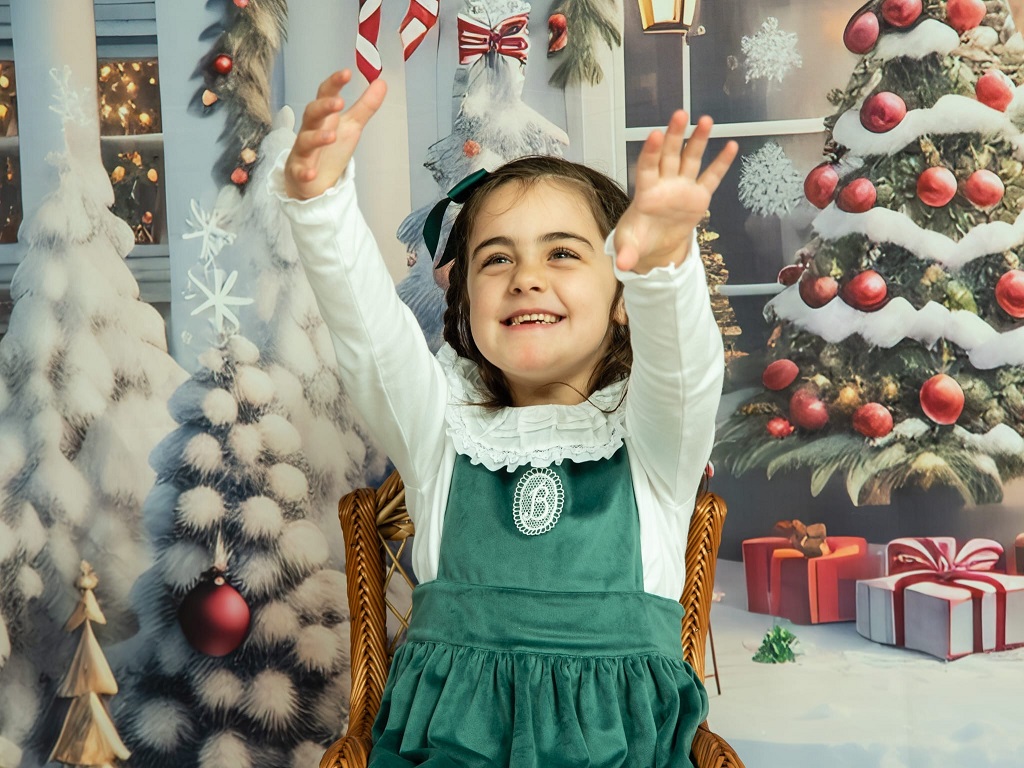 Família vende laços para ajudar a pagar terapias de filha autista