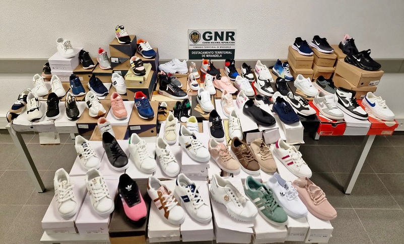 129 artigos de calçado contrafeitos apreendidos pela GNR na feira de Torre de Dona Chama