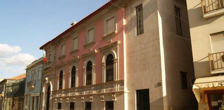 TAF de Mirandela considera que Chefe de Equipa Multidisciplinar da Câmara Municipal pode exercer as suas funções de membro da Assembleia Municipal