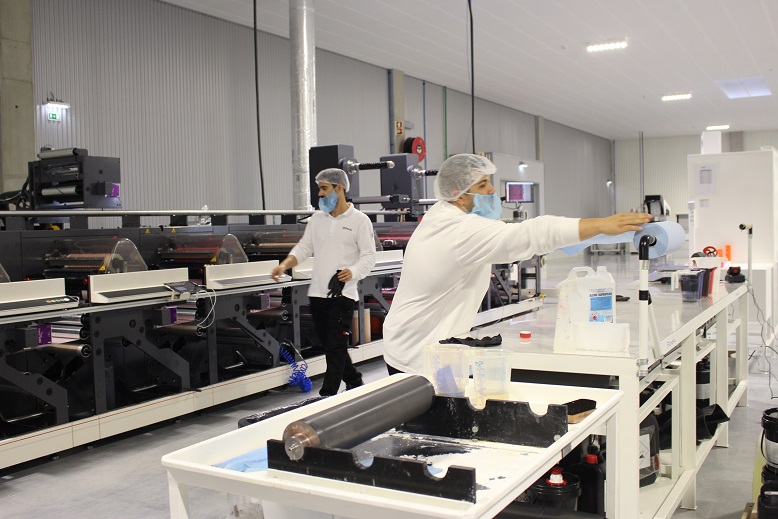 Fábrica de tubos de cosmética instalada em Bragança já está a produzir e quer criar mais de 100 postos de trabalho