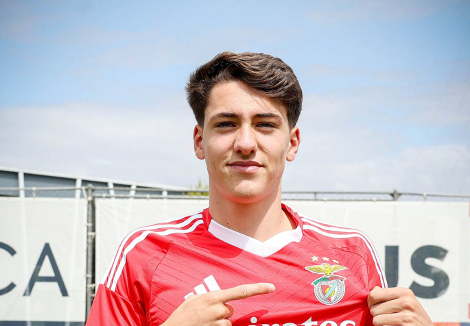 Futebol: Tiago Parente renova com o Sport Lisboa e Benfica