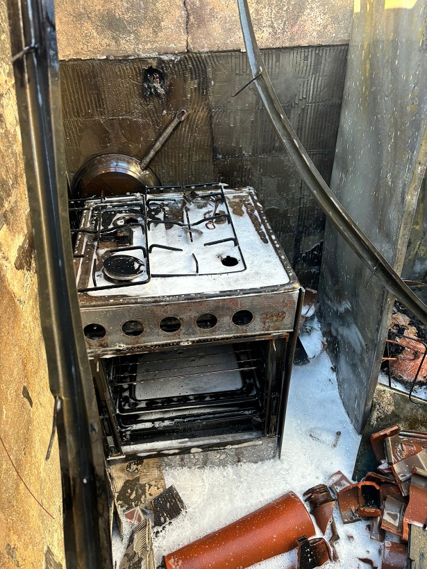 Casa destruída por incêndio deixa homem desalojado em Assares