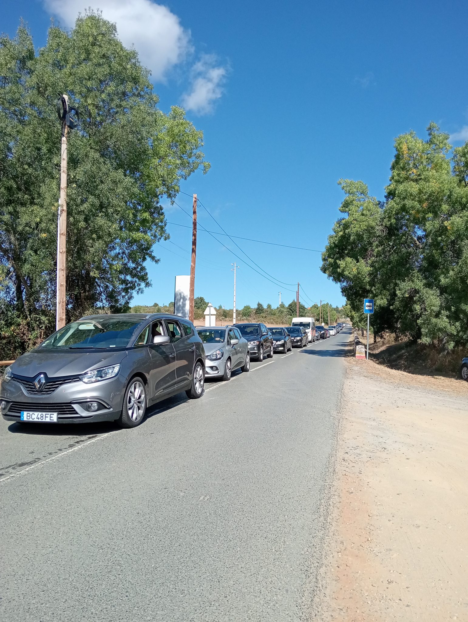 Taxa de pagamento aplicada na praia do Azibo está a gerar críticas devido às filas