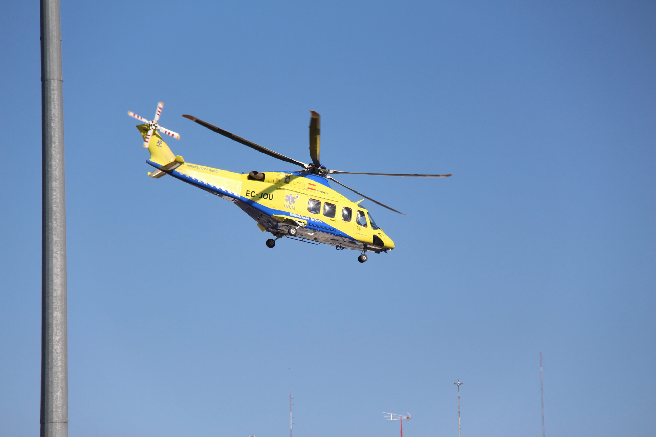 Vai ser retirado combustível do helicóptero do INEM que tombou em Mondim de Basto