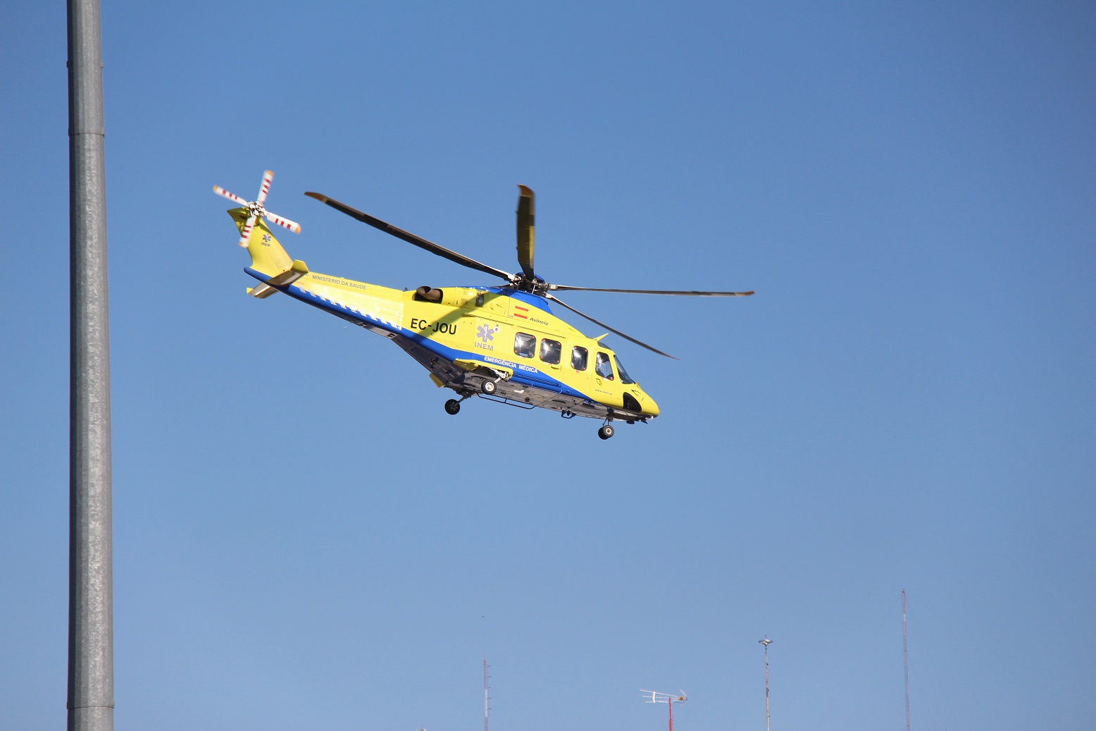 Helicóptero do INEM que tombou em Mondim de Basto já foi retirado