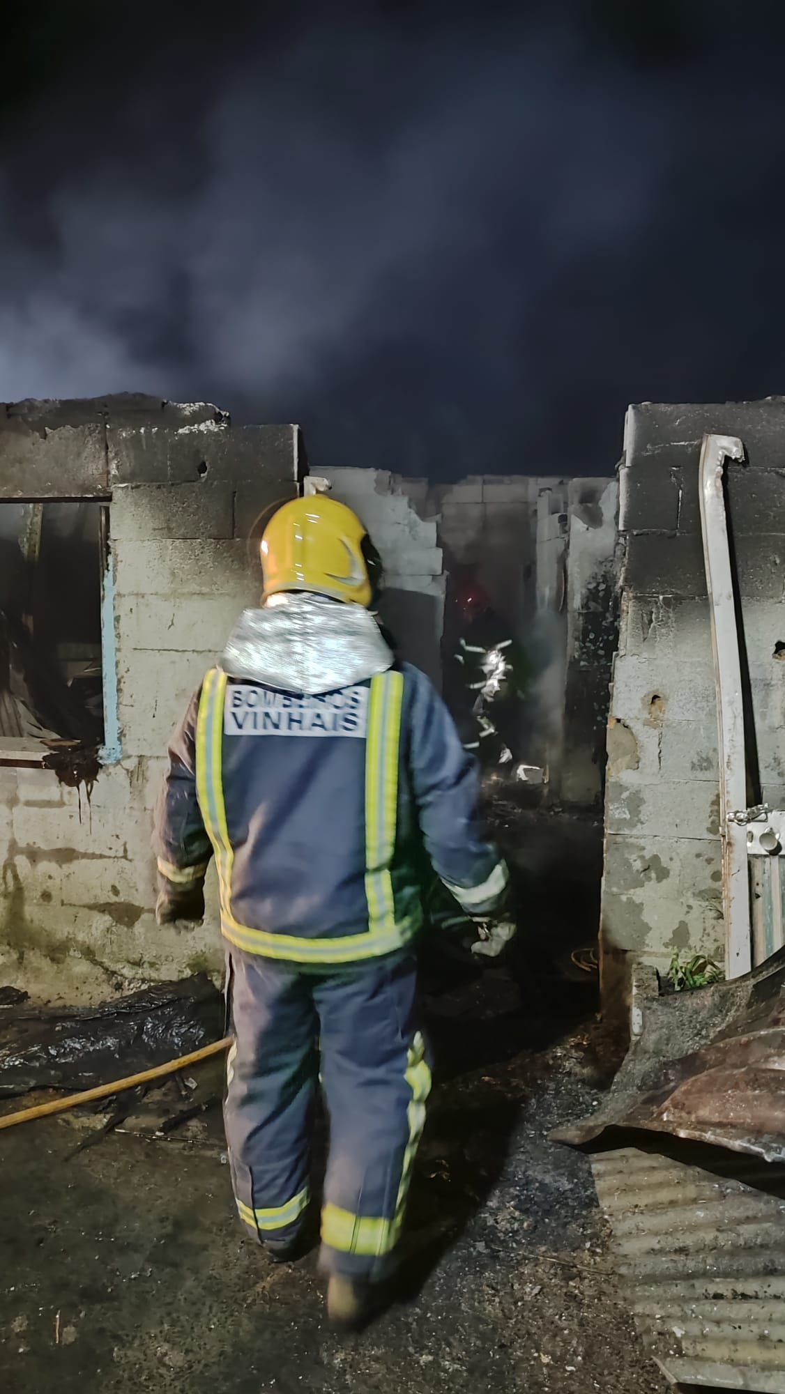 Família fica desalojada depois de incêndio consumir habitação em Penhas Juntas