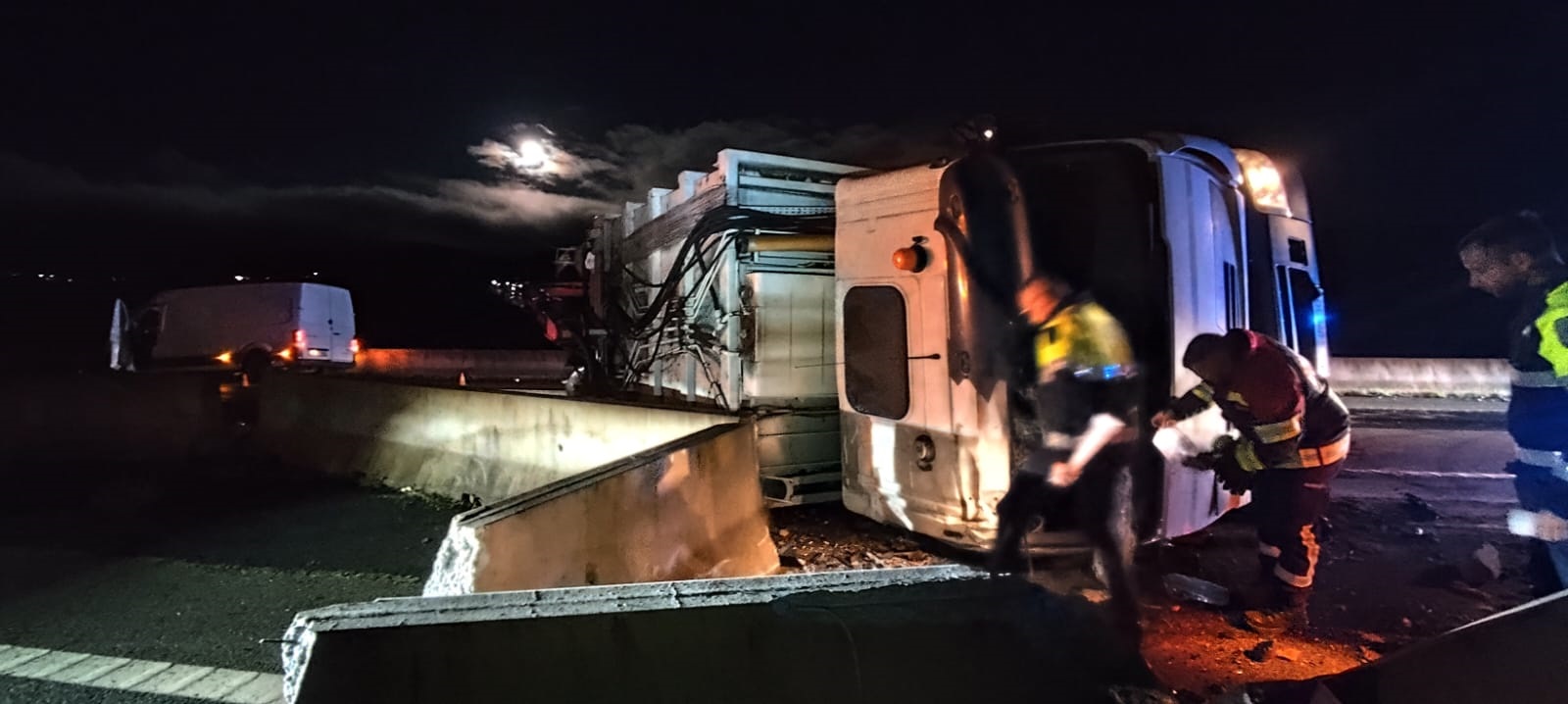 Acidente entre carrinha de mercadorias e camião do lixo provoca três feridos na A4 junto a Rebordãos