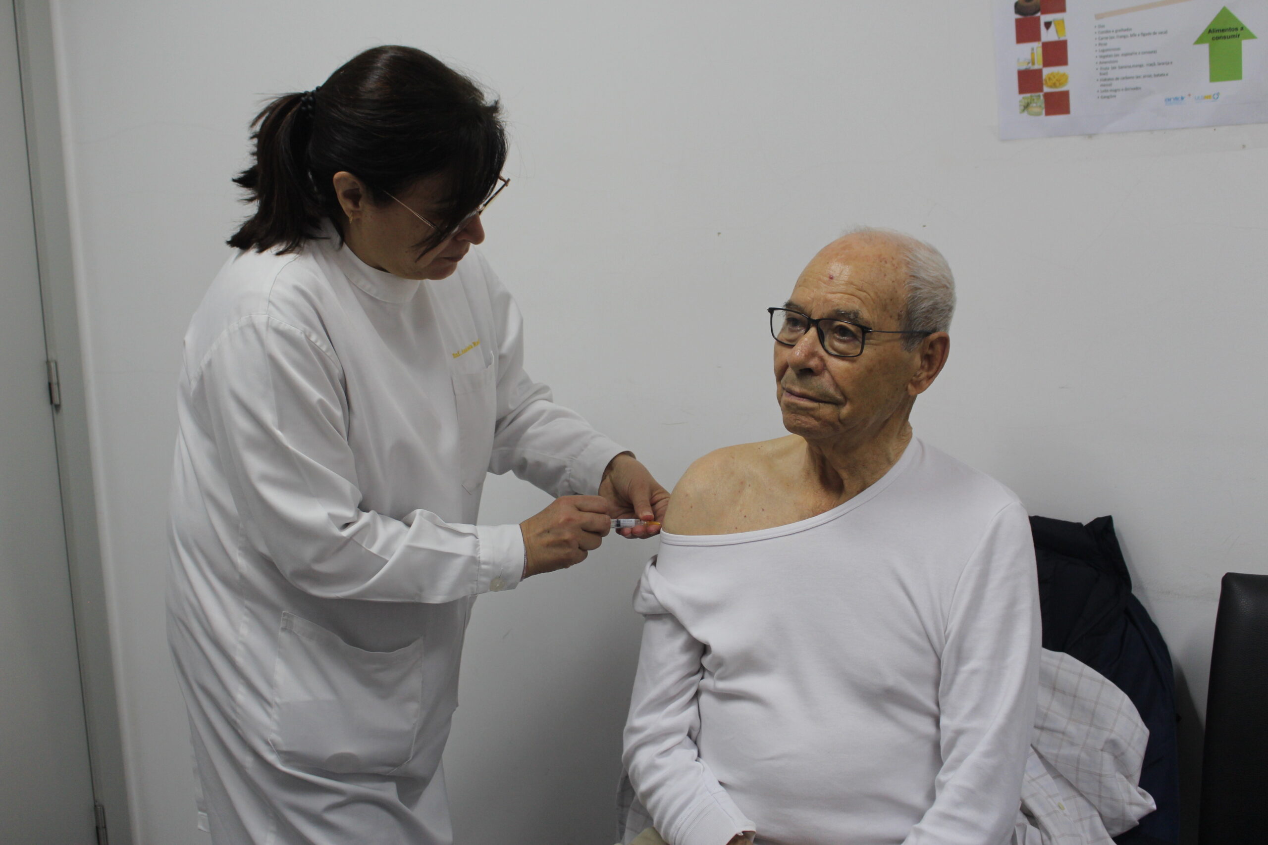 Centros de Saúde com adesão “muito grande” na vacinação reforçada de idosos com mais de 85 anos