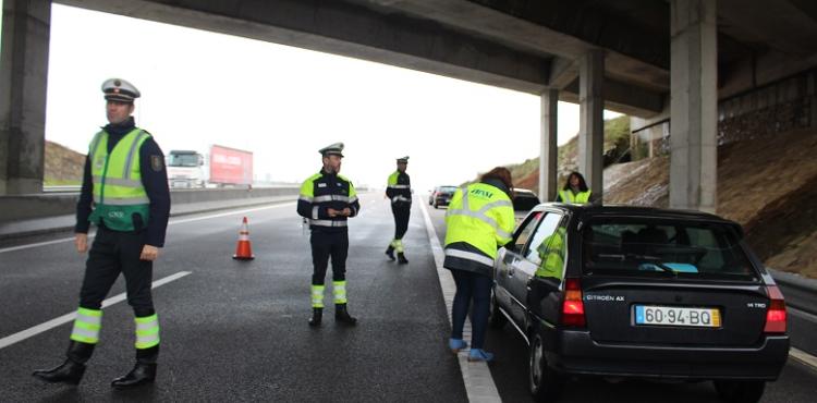 GNR de Bragança está na estrada a sensibilizar para o perigo do uso do telemóvel durante a condução