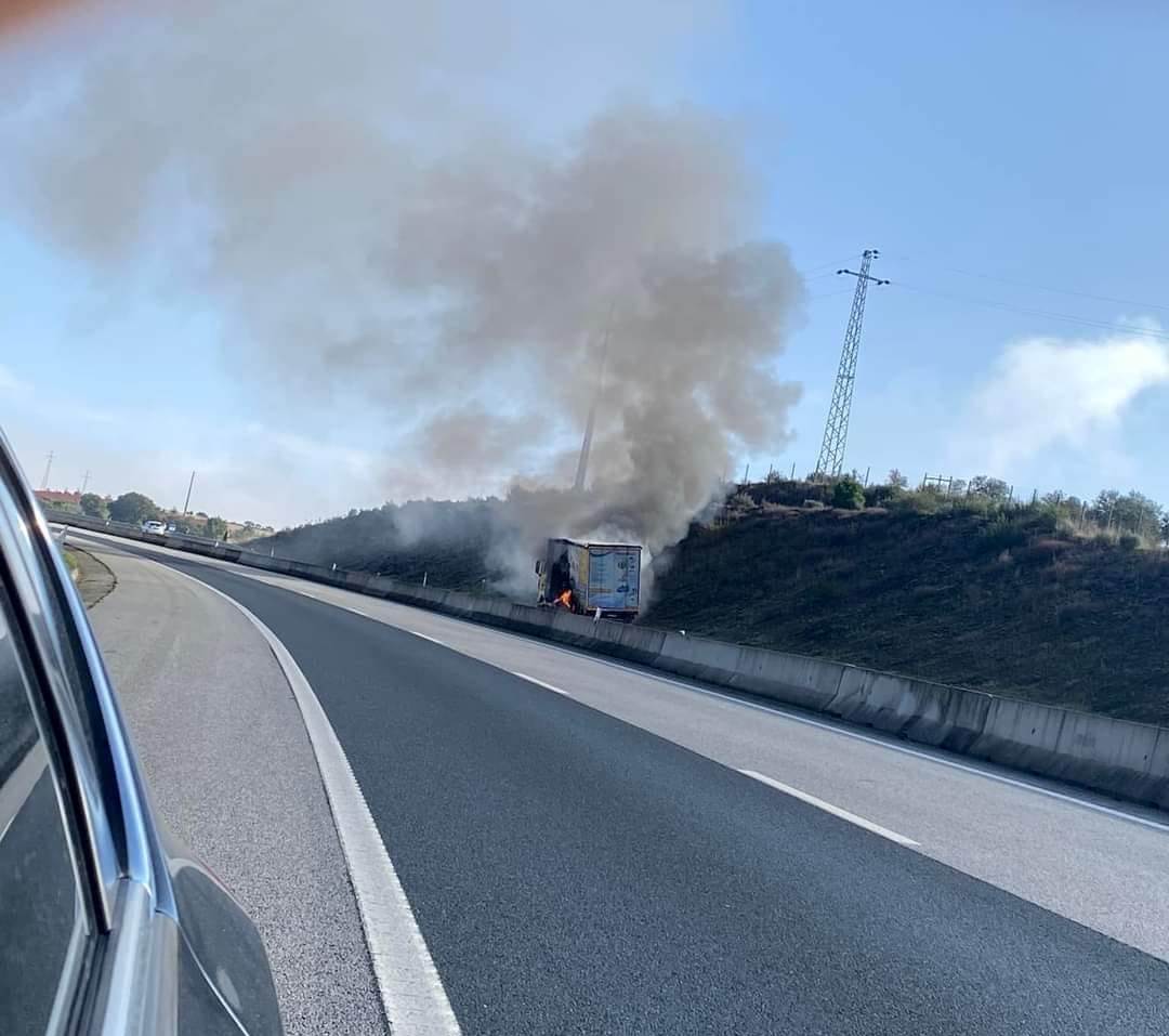 A4 cortada entre Franco e Lamas de Orelhão devido a camião em chamas