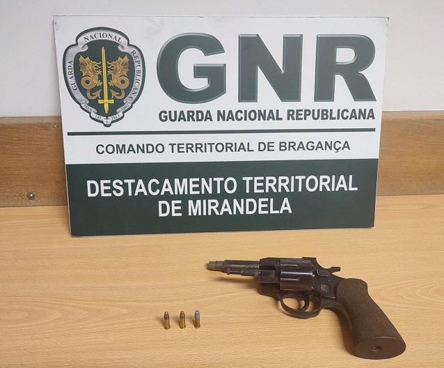 Homem detido por posse ilegal de arma em Carrazeda de Ansiães