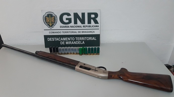 Homem detido por caçar a menos de 100 metros da estrada no concelho de Vila Flor