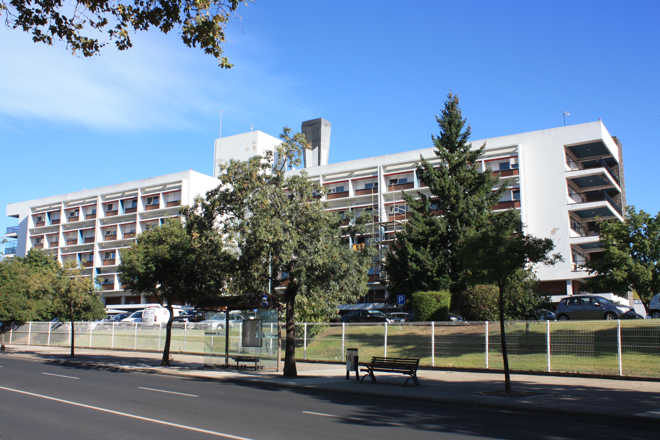 Criança ferida com gravidade em possível queda de um segundo andar de um prédio em Bragança