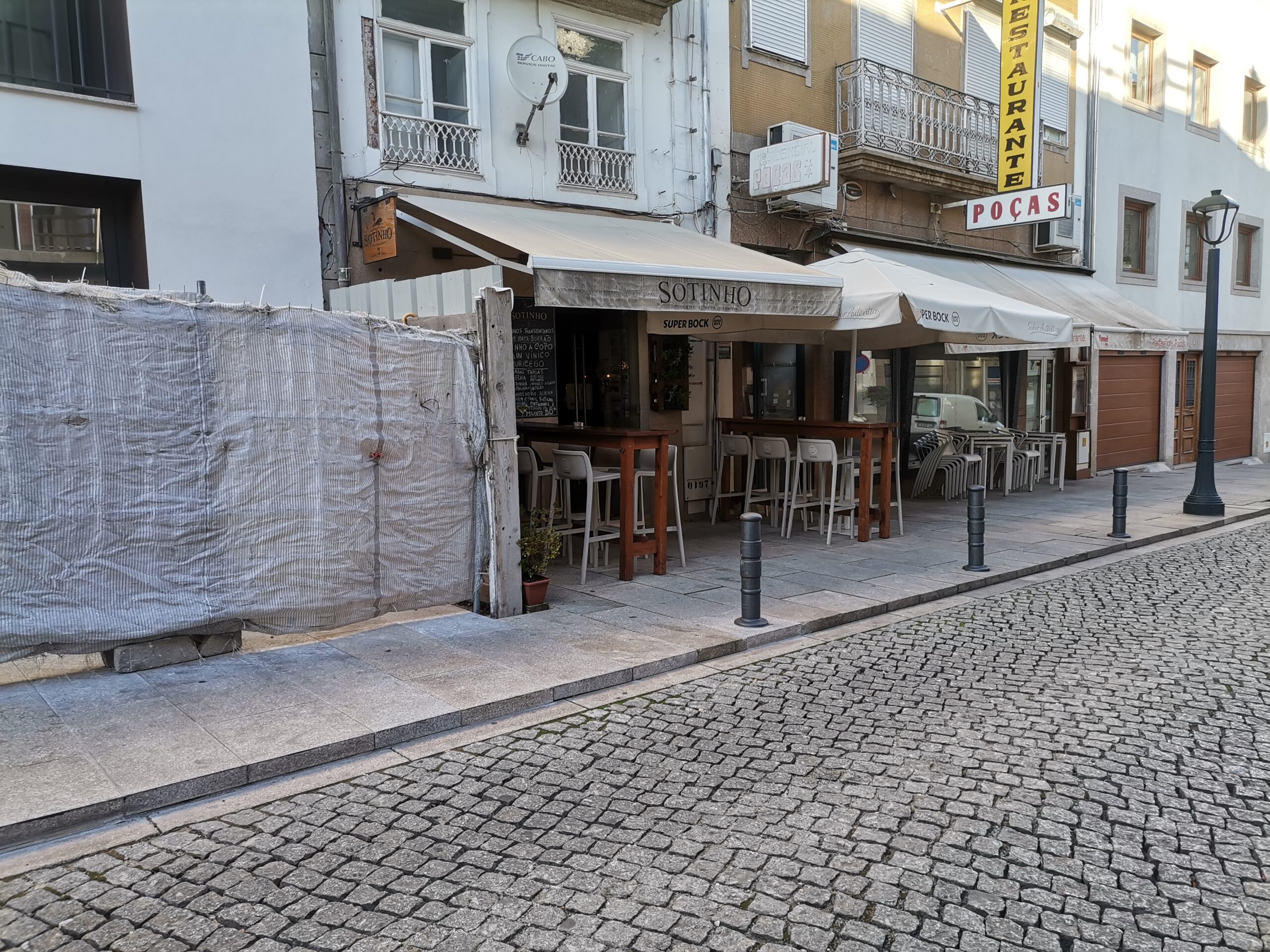 Obra que esteve meses sem autorização de ocupação de via pública em Bragança causa diversos problemas ao restaurante Sotinho