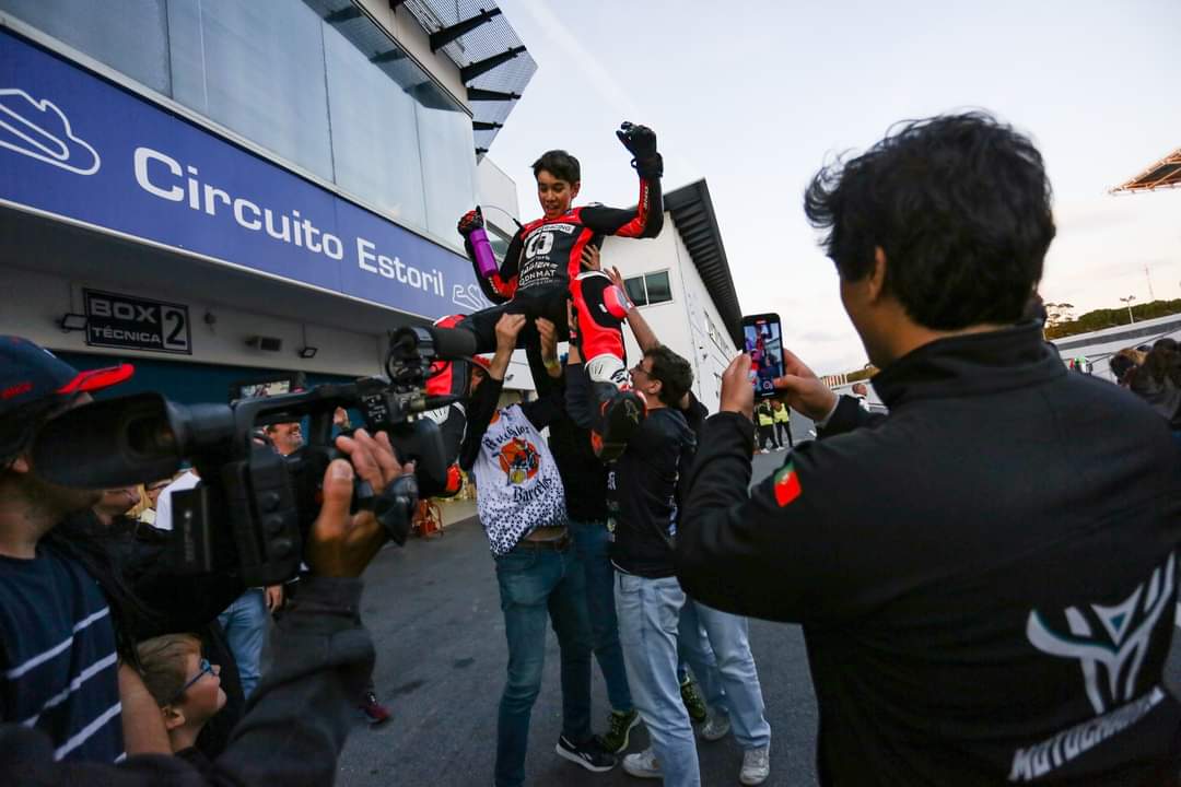 Motociclismo: Tiago Rafael voa para a vitória no Autódromo do Estoril