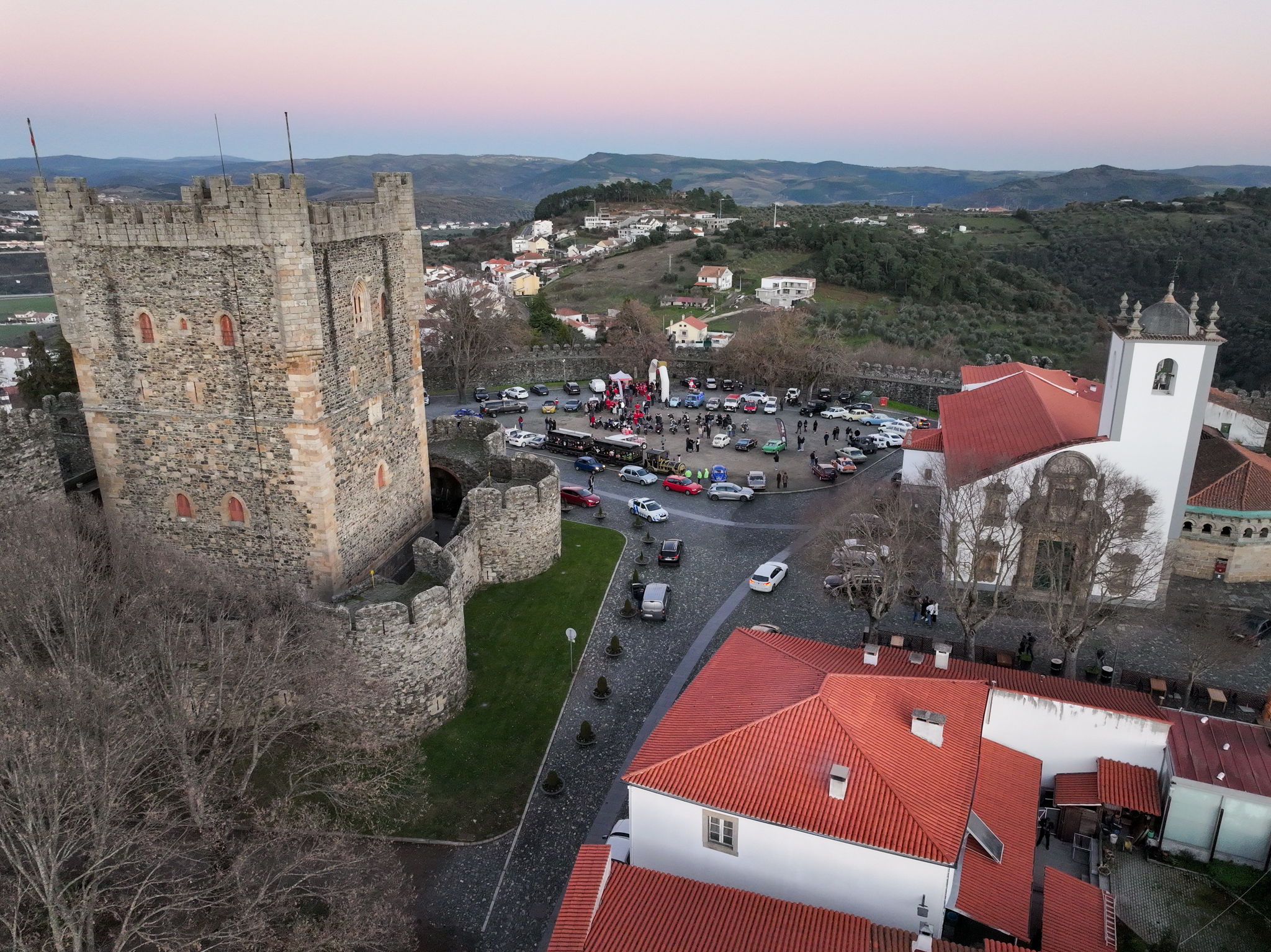 Desfile de Clássicos Solidário junta 150 participantes e ajuda Associação Entre Famílias