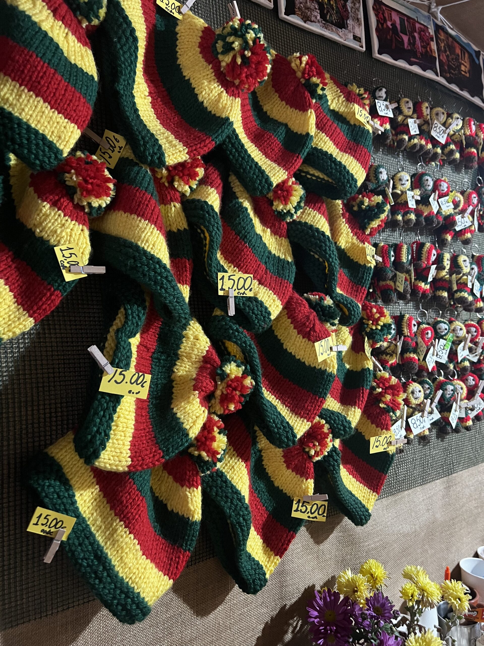 Milhares de pessoas rumam anualmente a Podence para conhecer os mascarados coloridos