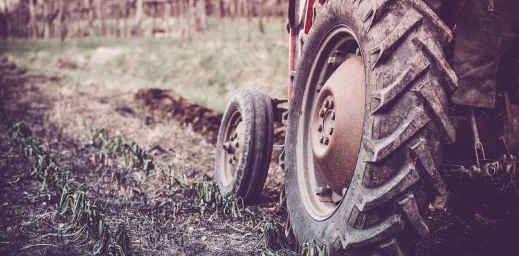 Idoso gravemente ferido depois de ficar debaixo de um tractor em Talhas