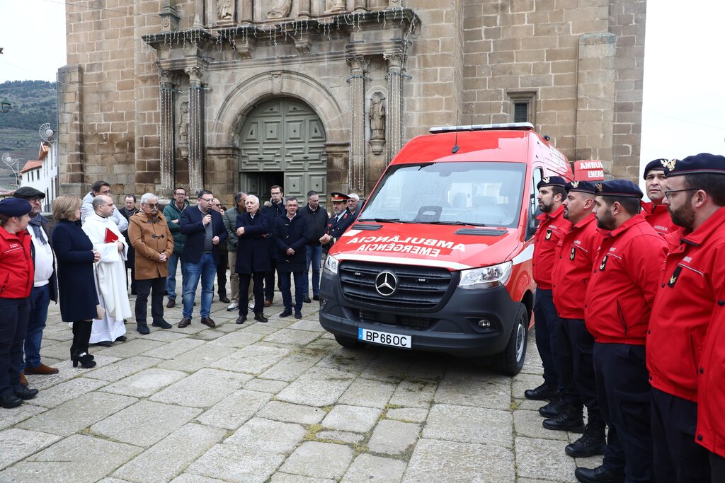 Município de Torre de Moncorvo entrega ambulância aos bombeiros da vila no valor de 83 mil euros