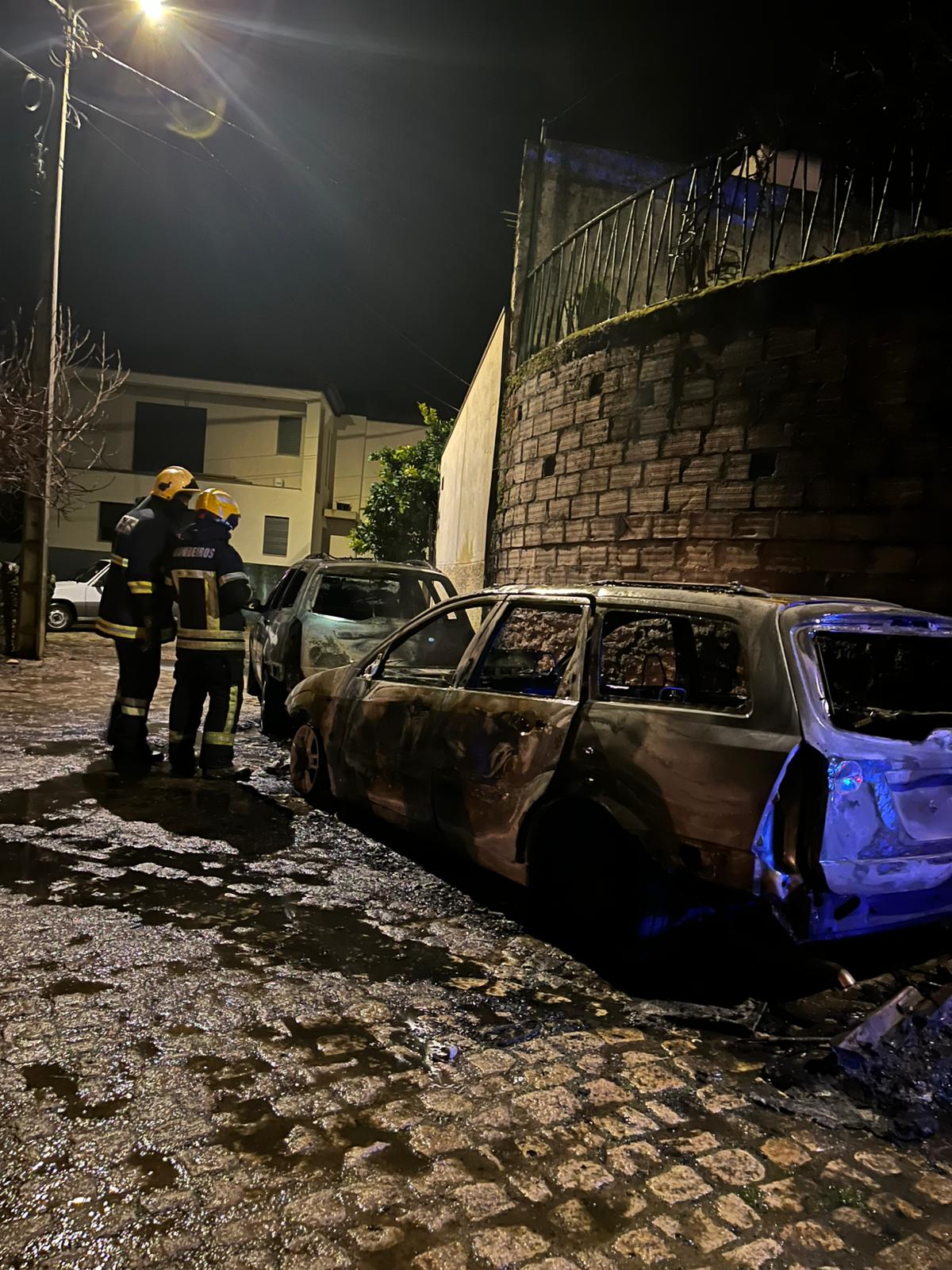 PJ investiga caso de duas viaturas que arderam em Vila Nova das Patas