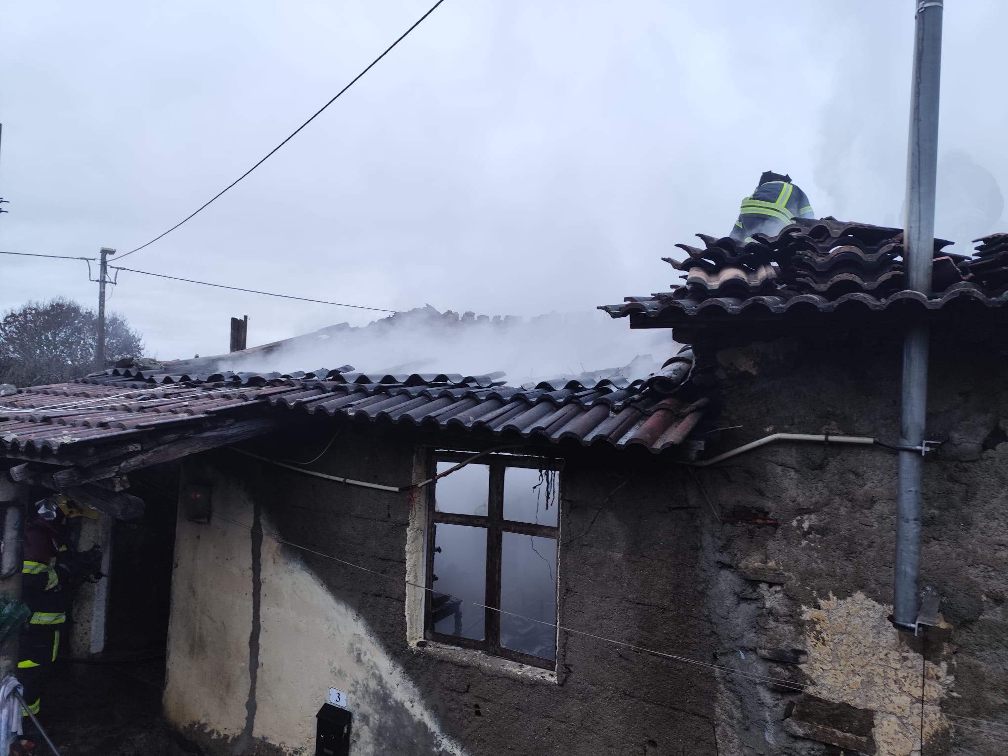 Incêndio desaloja família em Conlelas no concelho de Bragança