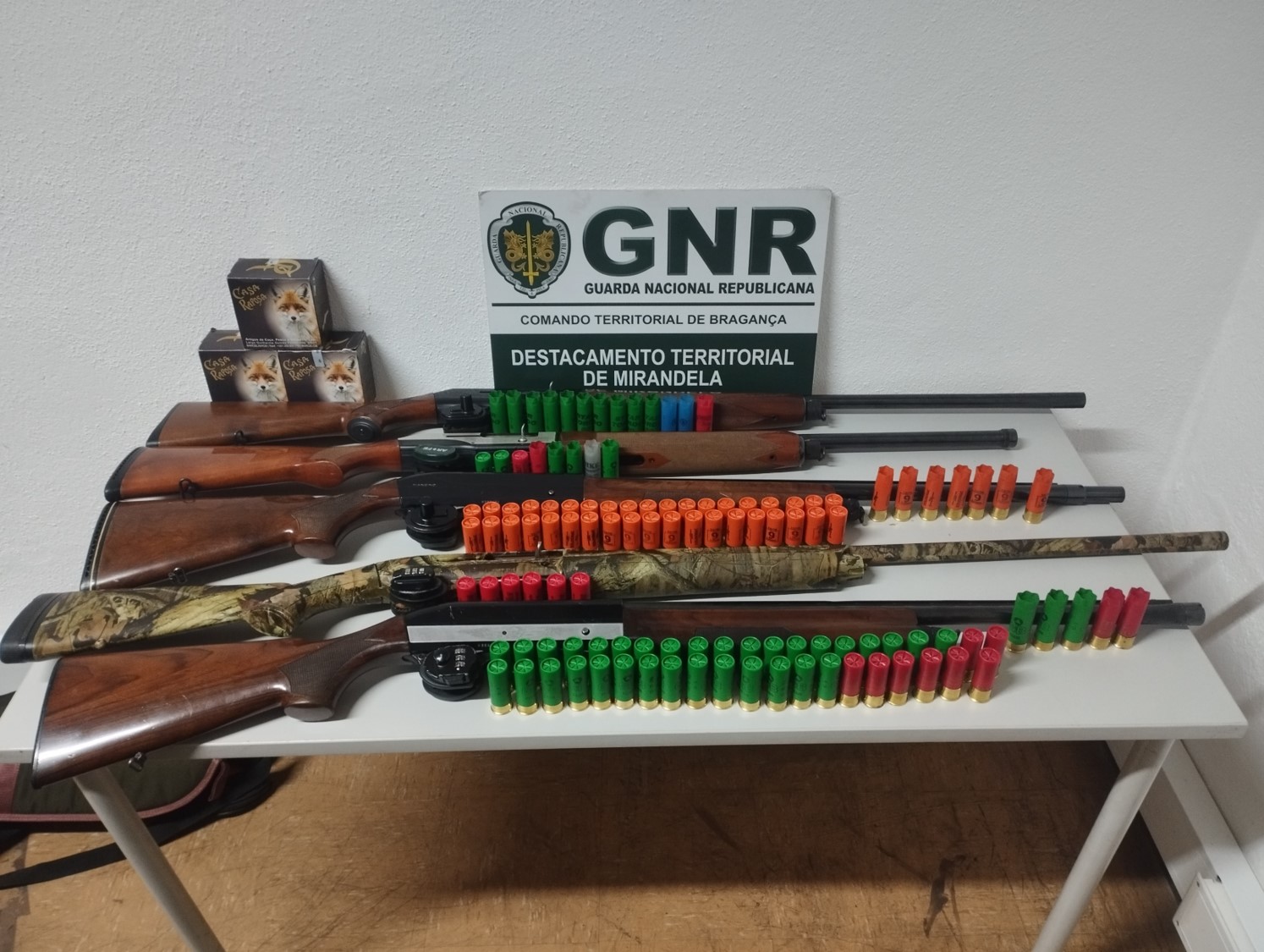 Cinco homens detidos por caçarem fora dos dias definidos para caçar e em terreno não autorizado em Mirandela