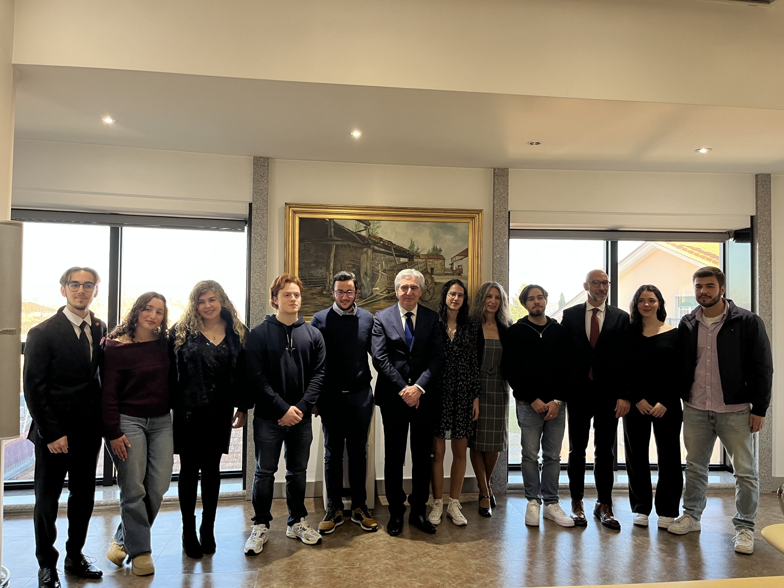 A Fundação Caixa Crédito Agrícola entregou prémios de mérito académico a 10 alunos da região