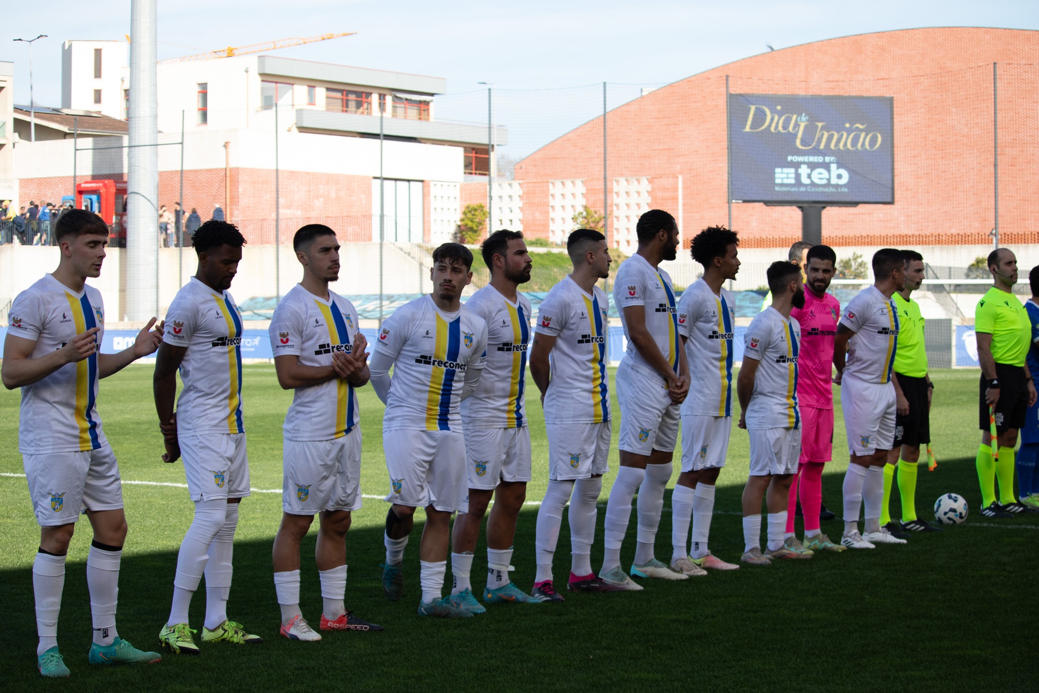 Futebol: Grupo Desportivo de Bragança perde na visita ao Paredes e mantém-se no terceiro lugar