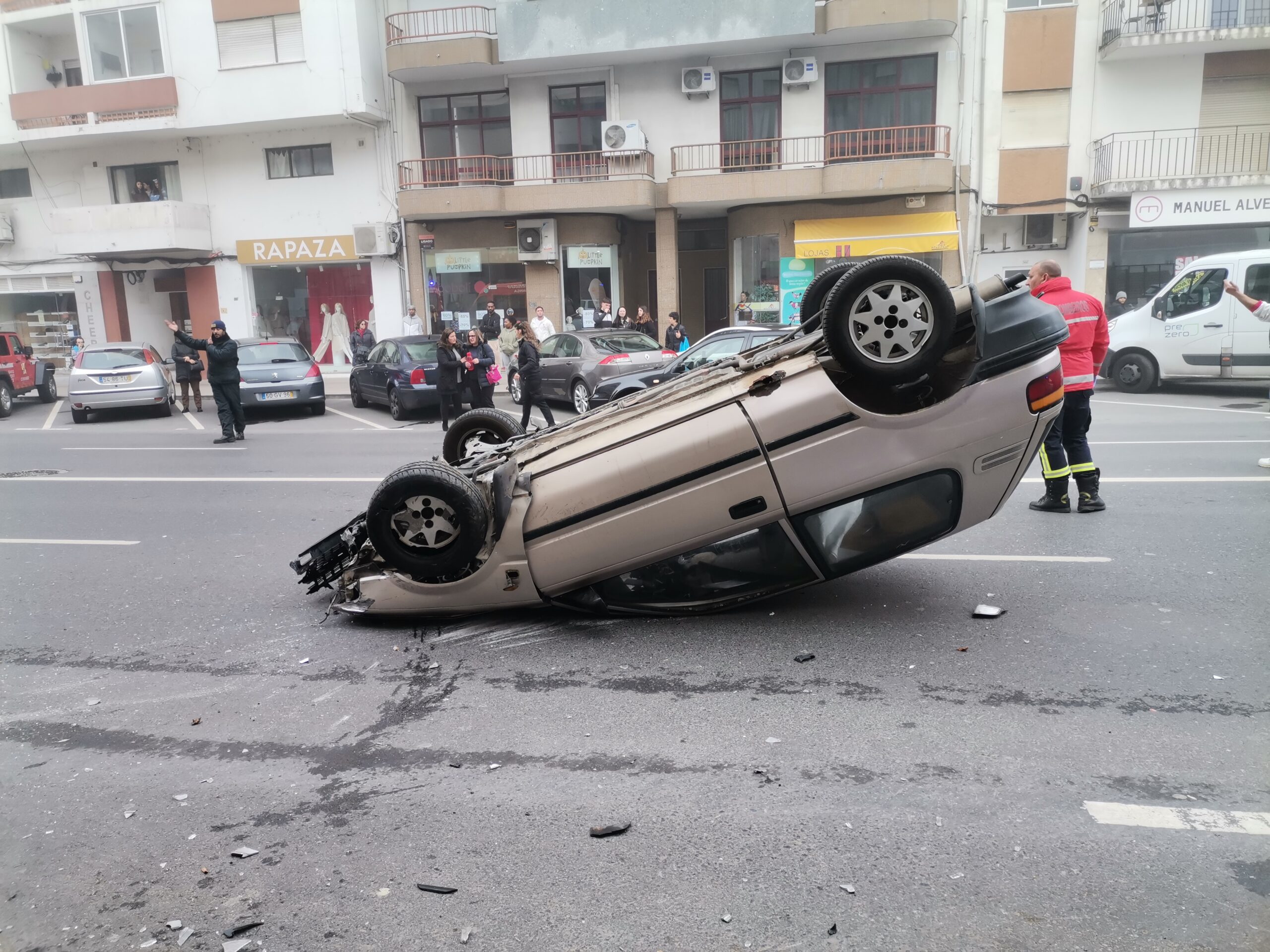 Despiste com capotamento e atropelamento deixa mulher gravemente ferida em Bragança
