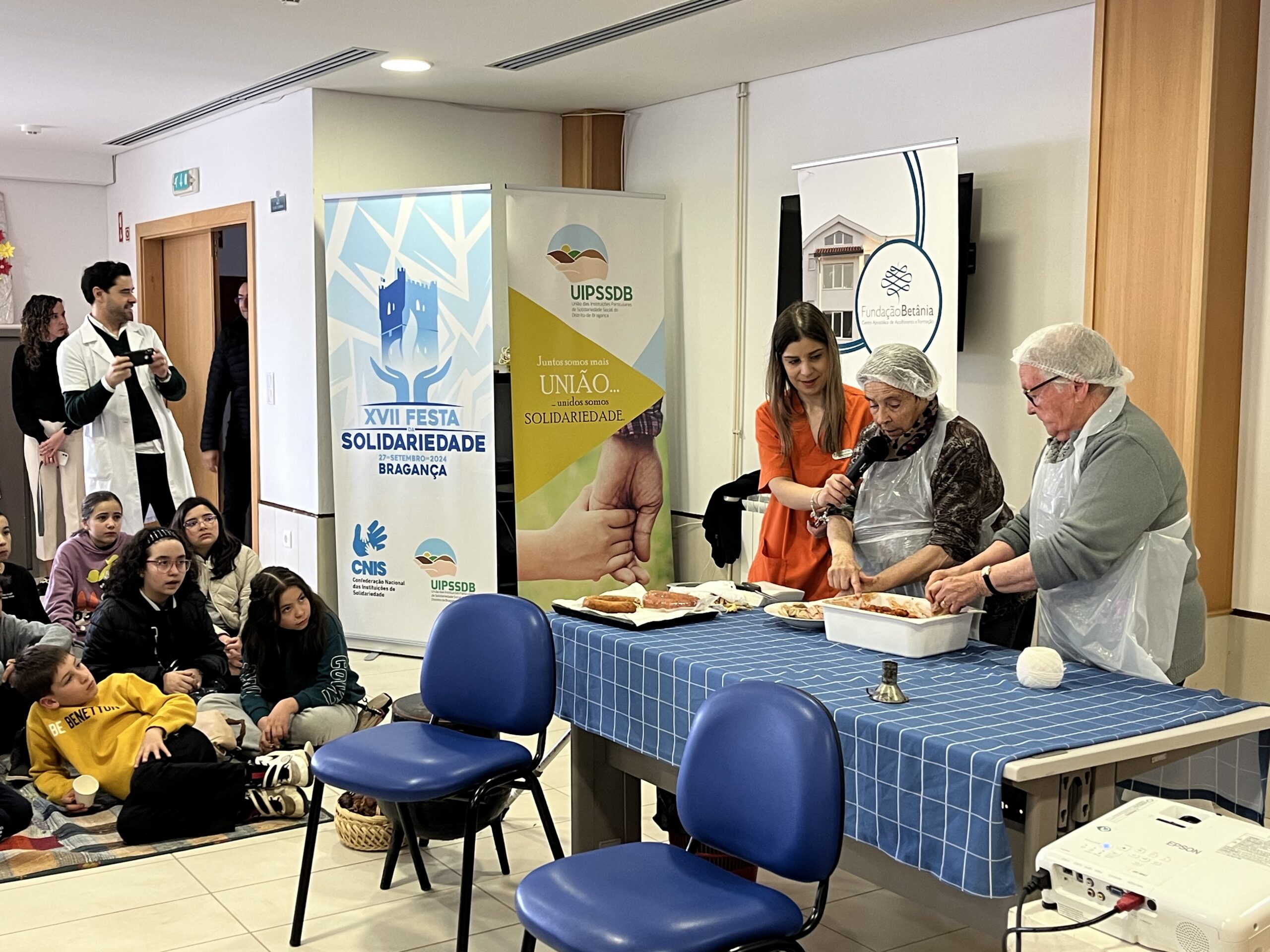 Alunos da escola Miguel Torga visitaram Fundação Betânia e aprenderam a fazer fumeiro com os idosos