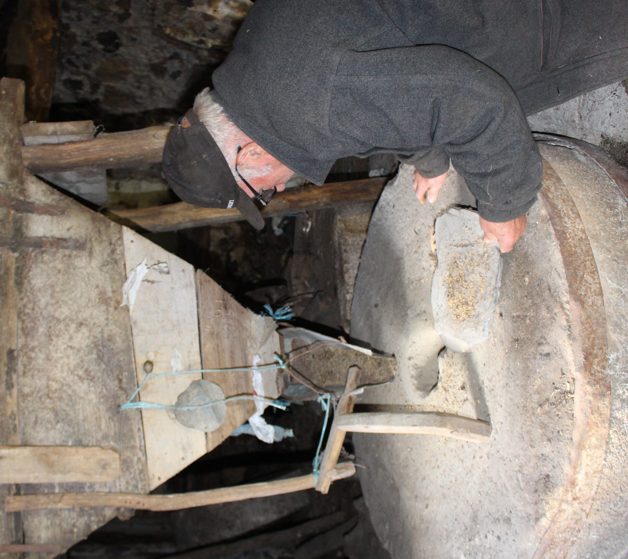 Idoso teima em moer cereais no moinho de Cova de Lua impedindo que este pare de vez