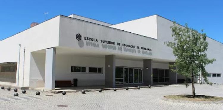 Governo paga propinas a alunos que tirem curso de professor mas medida é só para alguns