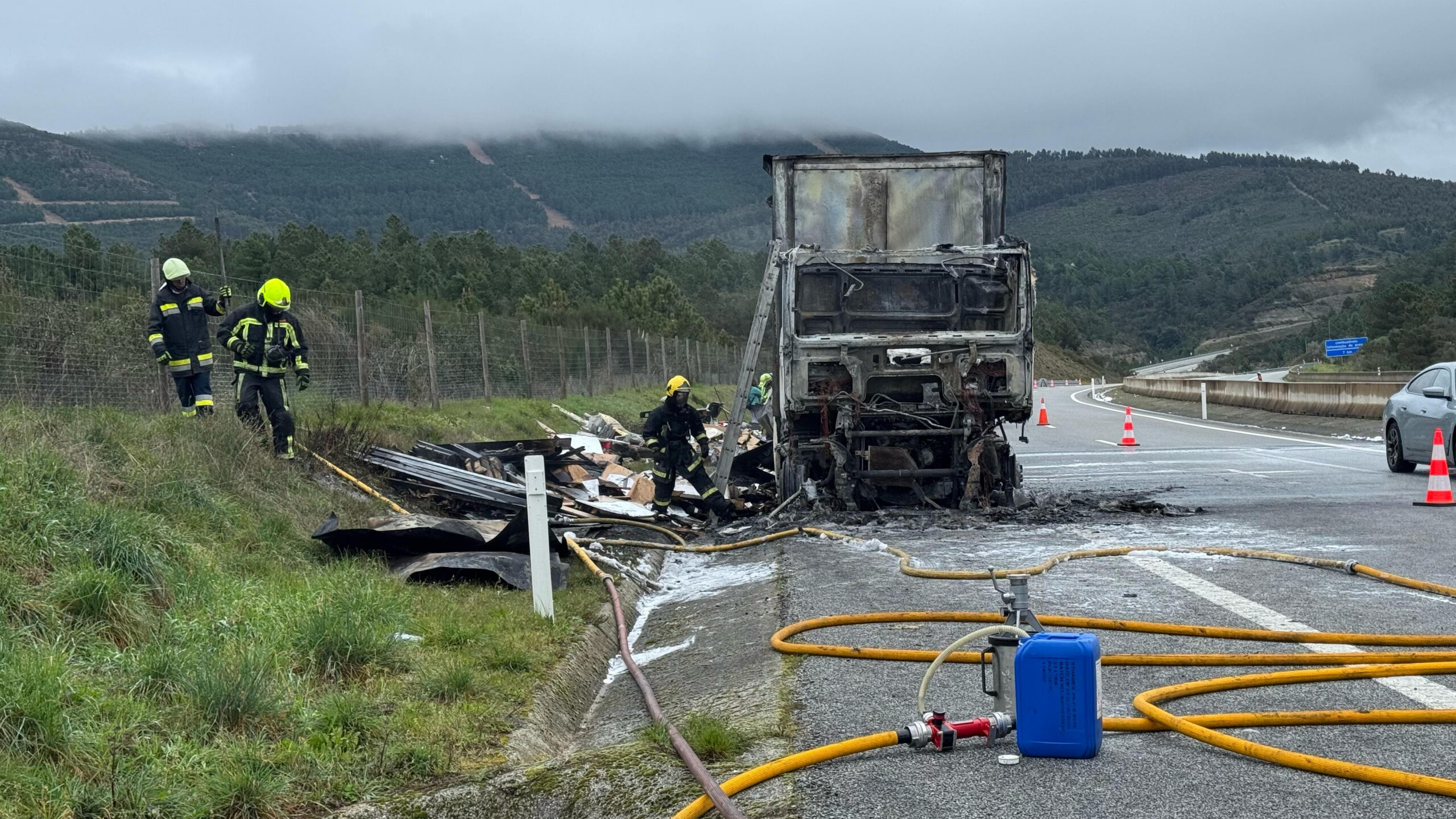 Camião em chamas condiciona transito na A4 na zona de palheiros concelho de Murça sentido Bragança / Vila Real