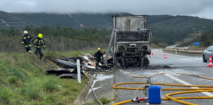 Camião ardeu em plena A4 e está a condicionar o trânsito na zona de Palheiros sentido Bragança – Vila Real