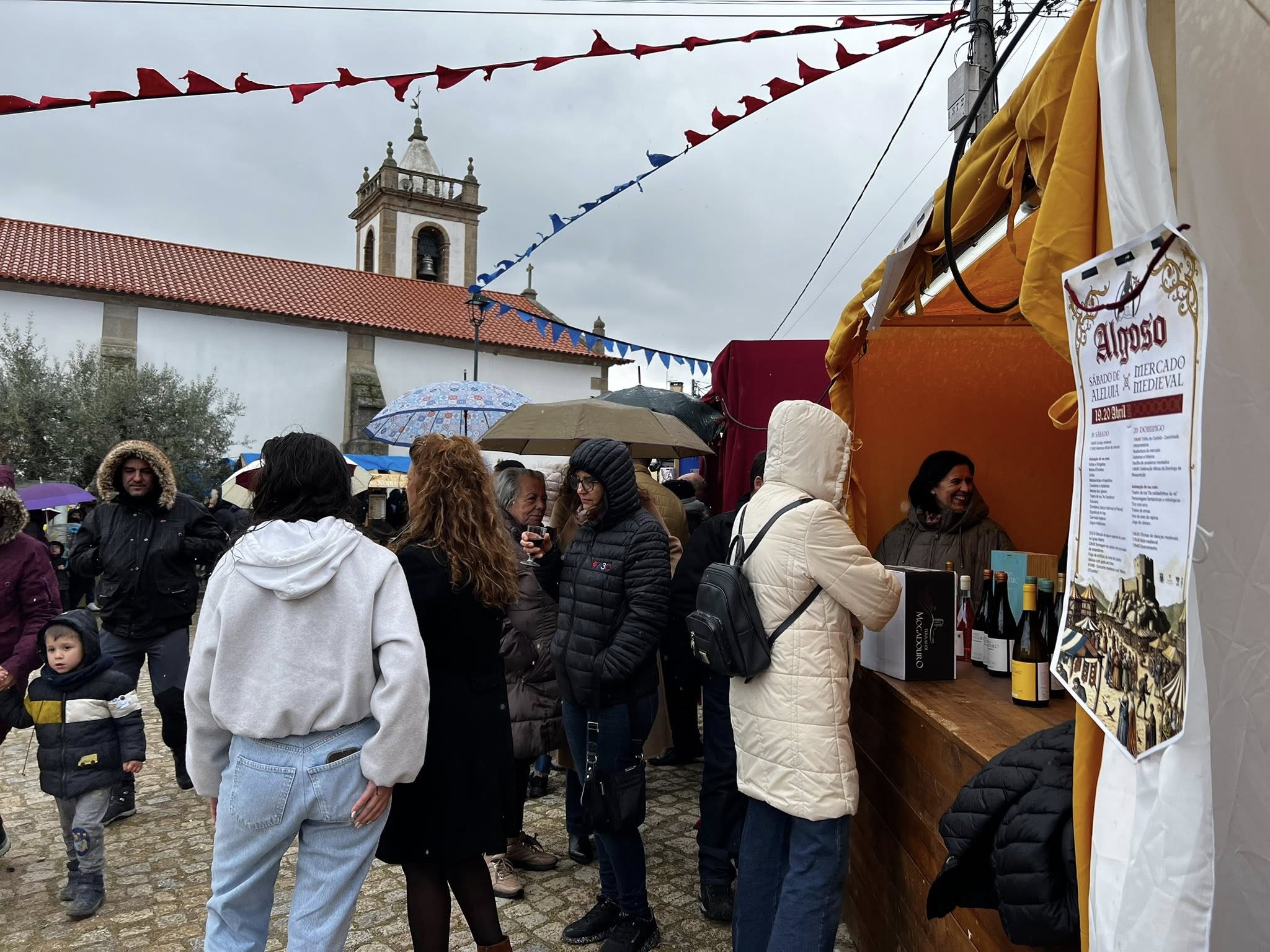 Sábado de Aleluia e Mercado Medieval enchem Algoso de gente