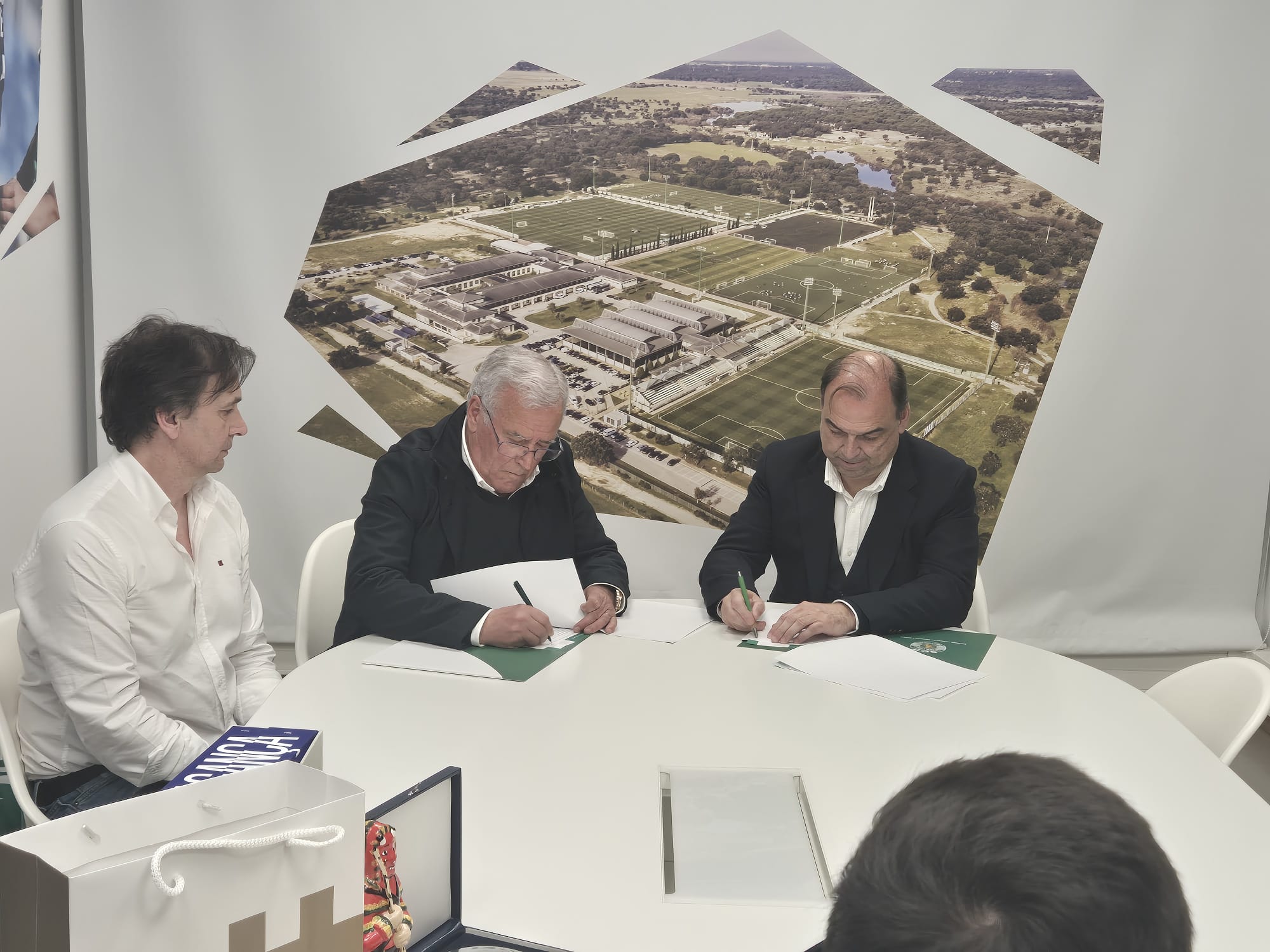 Futebol: Escola Crescer e Sporting Clube de Portugal assinam acordo que pretende identificar jovens talentos na região brigantina