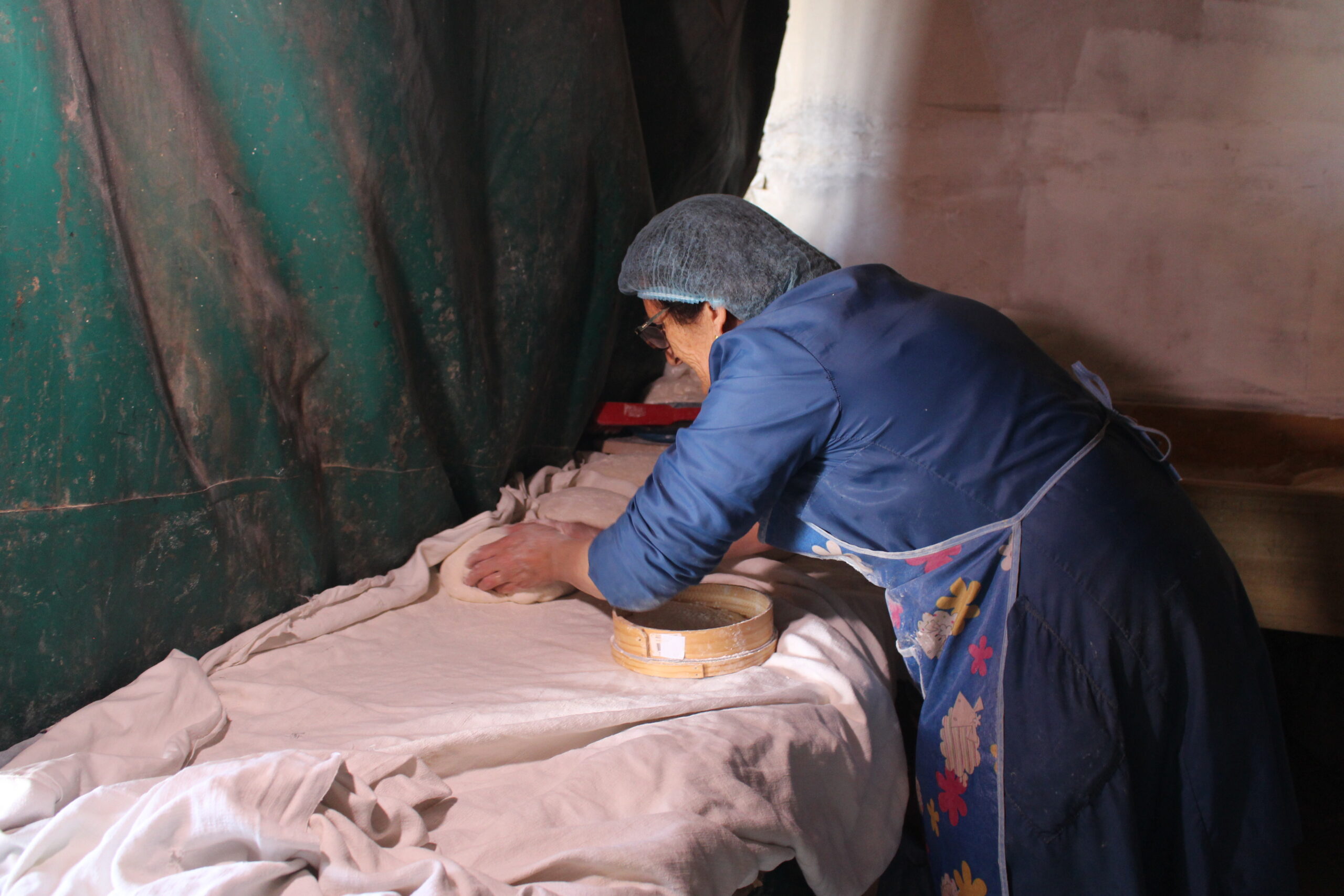 Feira de Caçarelhos mantém viva tradição de fazer pão à moda antiga