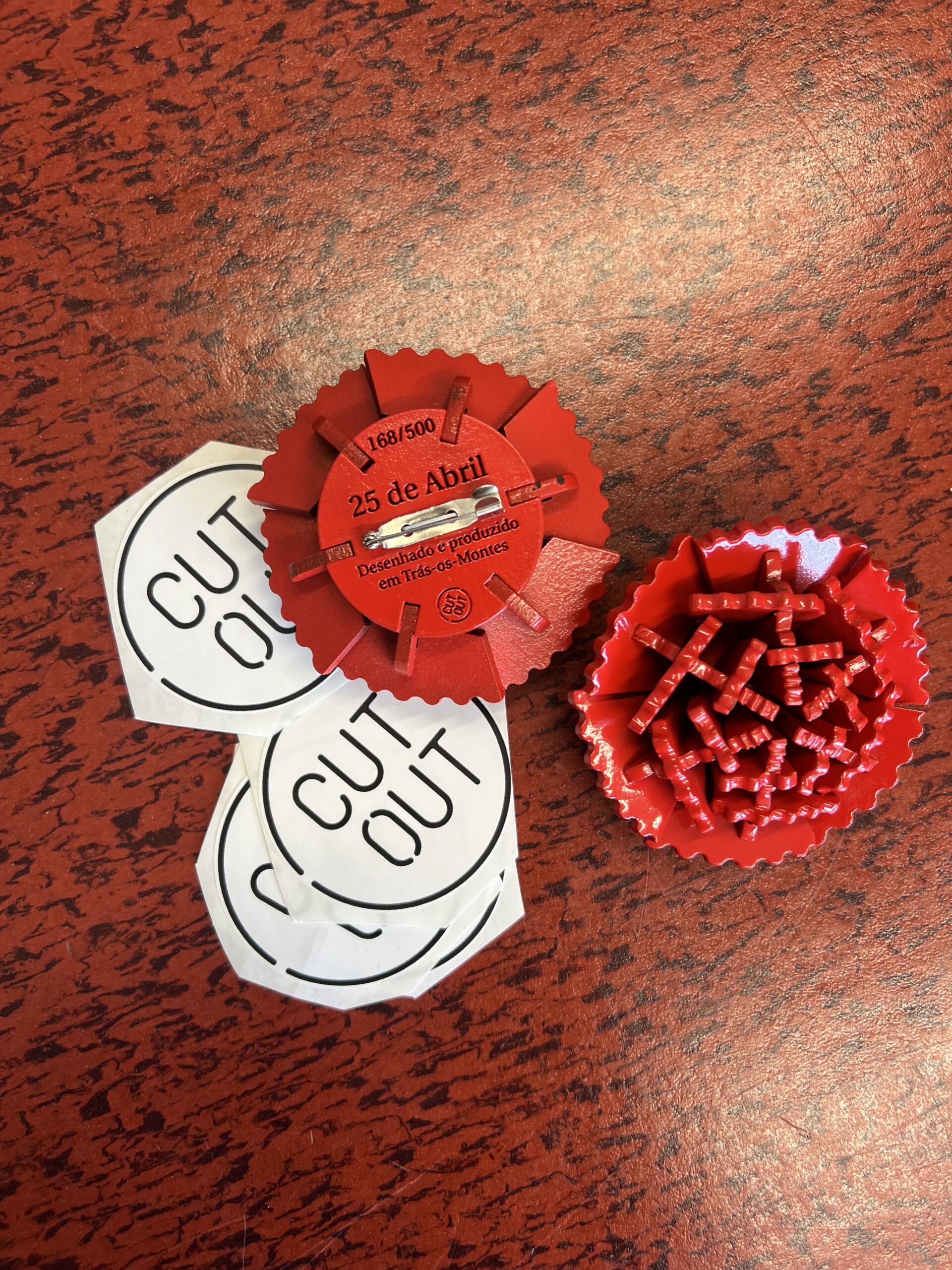 Arquiteto brigantino lança coleção especial de cravos em madeira para celebrar 25 de abril