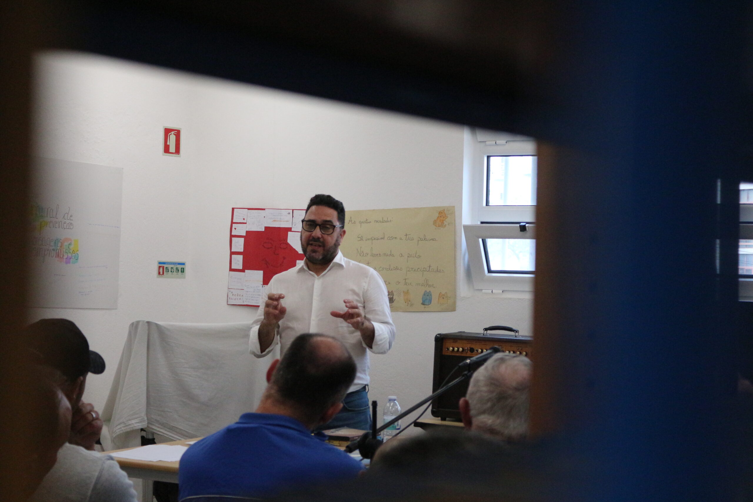 Escritor Filipe Lopes levou poesia aos reclusos de Bragança e Izeda no âmbito do Festival Literário