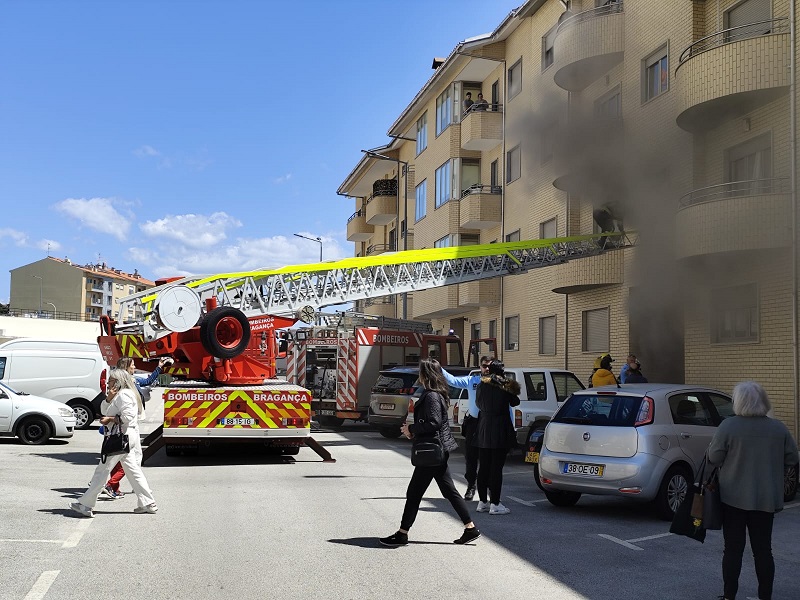 Família fica desalojada devido a incêndio na habitação em Bragança