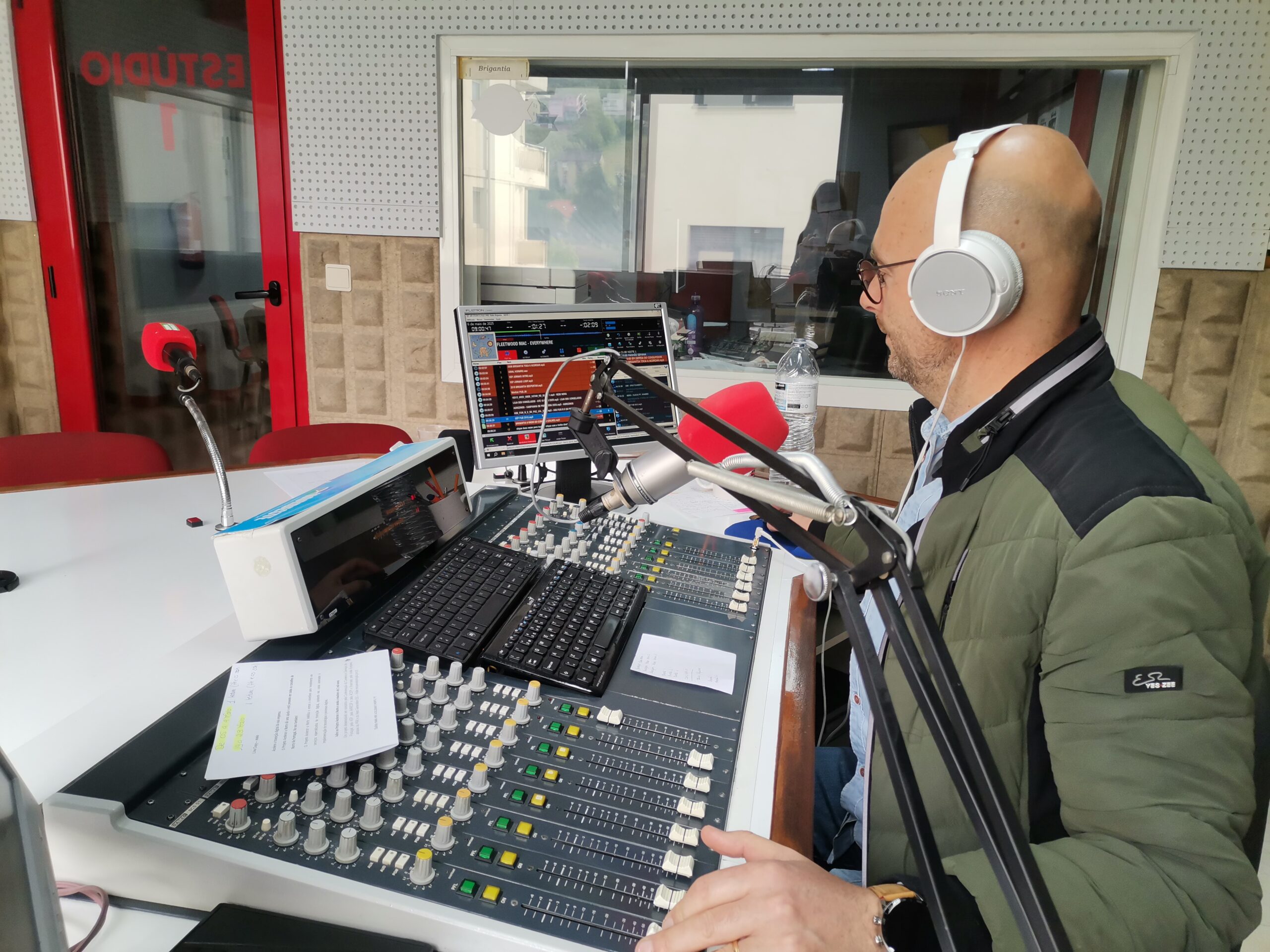 Rádio Brigantia junta-se a mais de 100 rádios locais que protestam por terem sido excluídas de tempos de antena nas legislativas