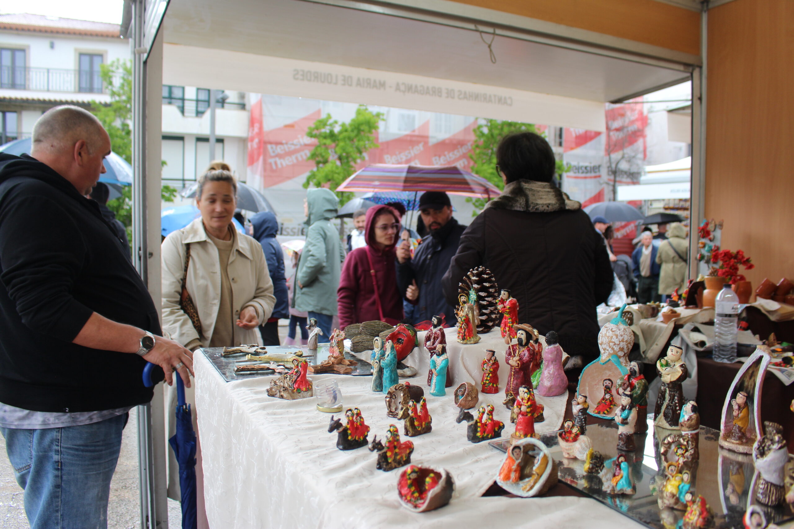 Chuva estragou negócio a comerciantes que estiveram na Feira das Cantarinhas de Bragança