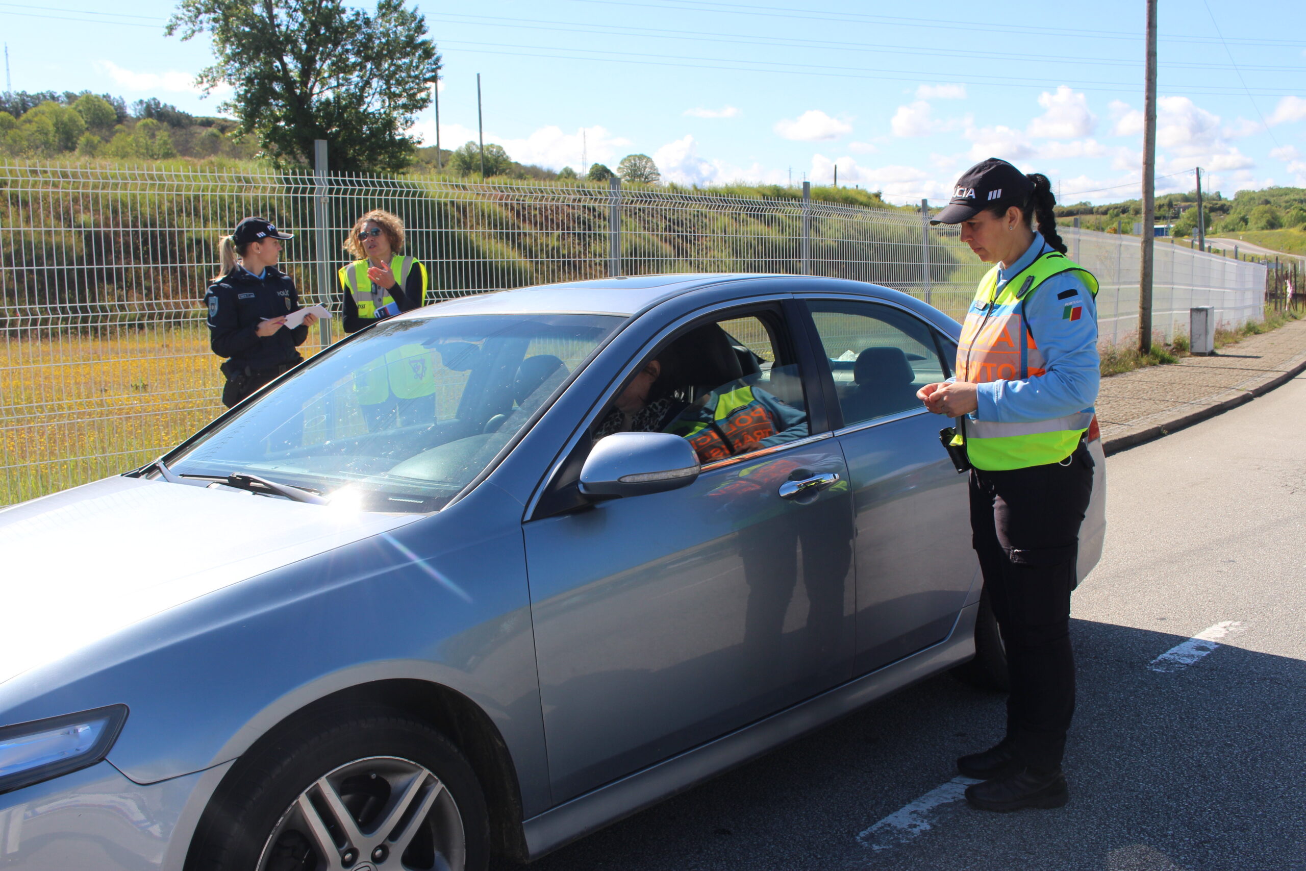 Autoridades alertam para os perigos de conduzir enquanto se usa o telemóvel